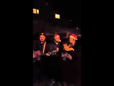 Pastorul Vitelar împreună cu tinerii Wels colindând pe fratele Remus Duia.