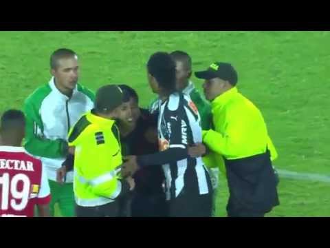 Young Fan Hug Ronaldinho - Amazing scene from Atletico Mineiro vs Santa Fe Match