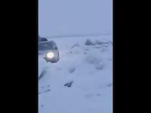 На закрытой ледовой переправе Хатассы-Павловск из-за торосов застряли десятки машин На закрытой ледовой переправе Хатассы-Павловск из-за торосов застряли десятки машин