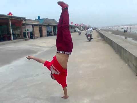 Bboy RockChat (XuTru Crew) one handhop in Quat Lam beach 01-05-2011