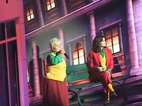 Videoclip de (Intro) A nos héros du quotidien (Live) — Les Enfoirés