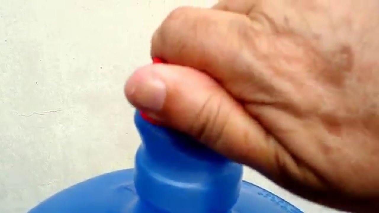 colocando tampa no galão