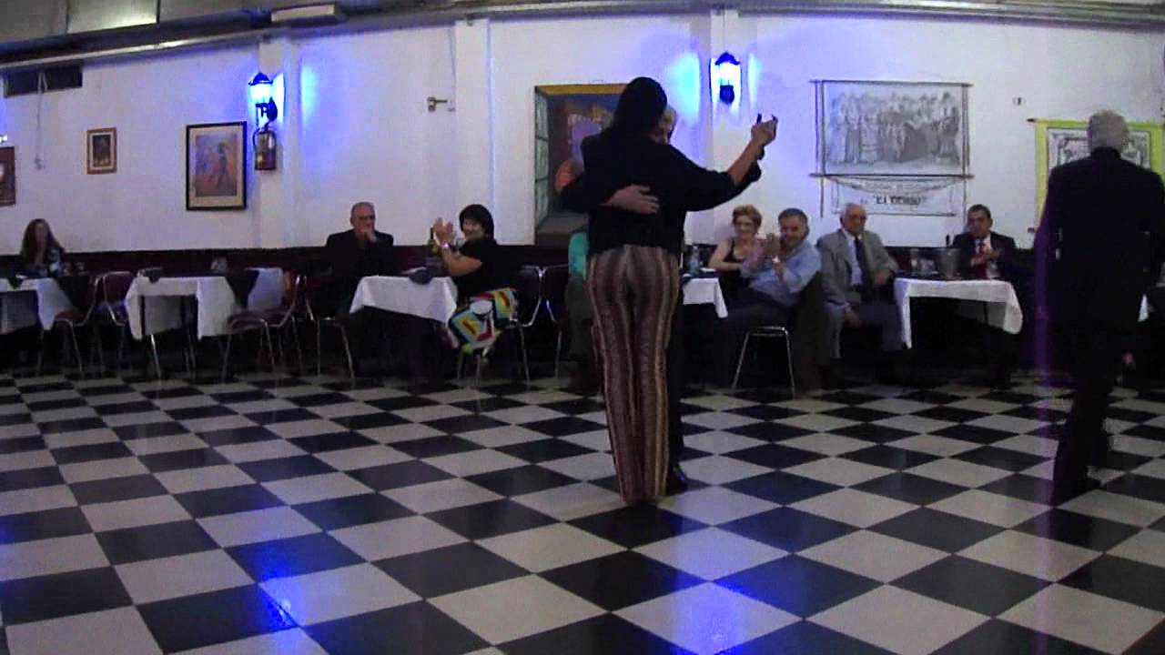 Natacha Poberaj festeja su cumple en Sin Rumbo, de Julio Duplaa