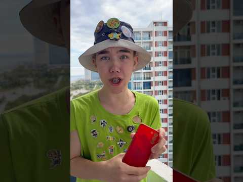 Младший брат выкинул мамин телефон с балкона😱#shorts
