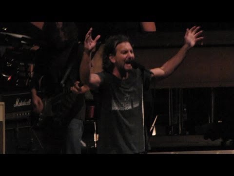 Pearl Jam: Low Light (cut) [HD] 2010-05-15 - Hartford, CT