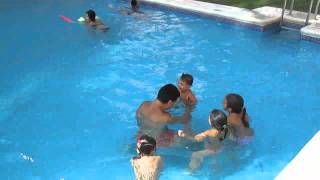 Nadando en la piscina