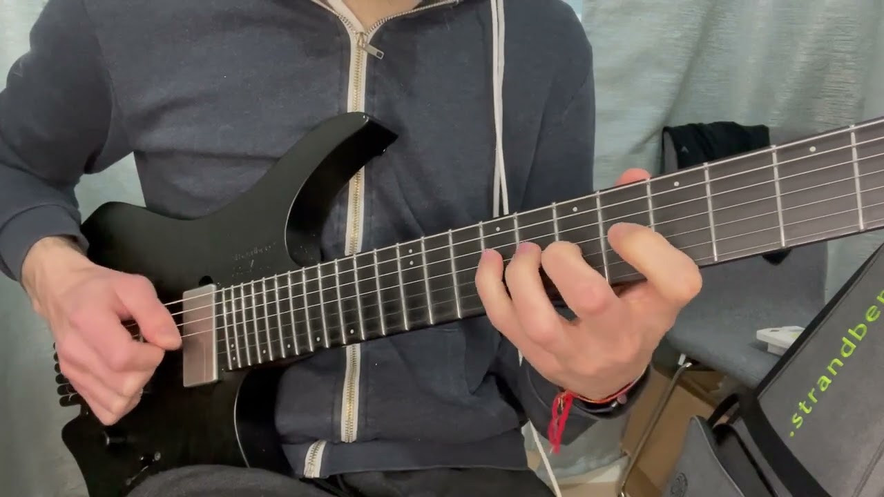 Roberto Barlocci playing a Justin Lee Schultz-style outside lick on electric guitar