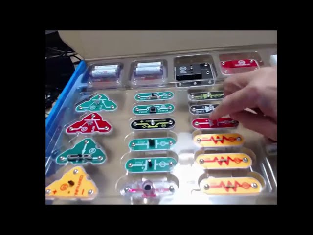 Vídeo relacionado con Cefa Toys - Electrocefa 500 Plus, Juego Educativo, Incluye 500 Circuitos y Proyectos de Electricidad, con Sonido, Bombillas y Alarmas, Apto para Niños a Partir de 8 Años