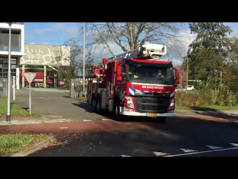 [02-6131 ts 02-6150 hw hoofdpost  Leeuwarden politie Benz] met spoed naar woningbrand Leeuwarden