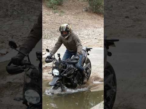 Cette moto sait nager ? 🚣