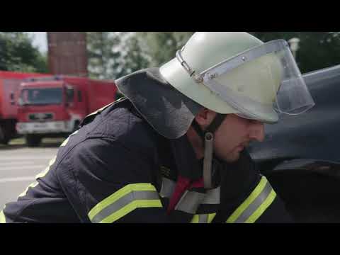 Feuerwehr hilft bei Verkehrsunfall - Umweltschäden vermeiden - New Pig Produkte im Einsatz