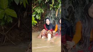 Download lagu Gadis desa mandi di sungai... mp3