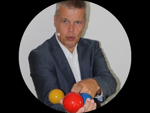 Stephan Ehlers ist Experte für Jonglieren und Gehirn-Wissen und zeigt in diesem Video, welche 7 Übungen mit 2 Bällen vorab nötig sind, um danach erfolgreich 3 Bälle nacheinander werfen und fangen zu können