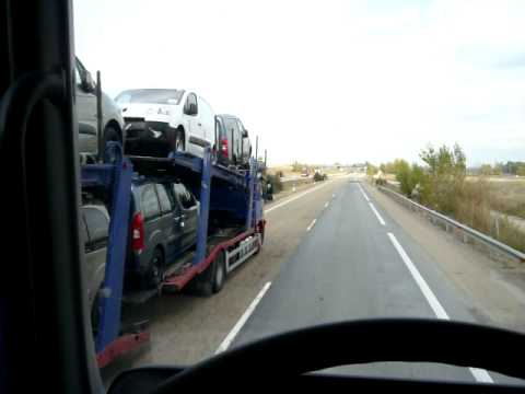 Porta coches adelantando Actros