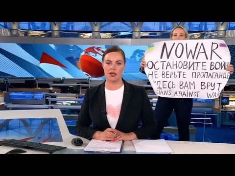 «Դադարեցրե՛ք պատերազմը» գրությամբ պաստառ՝ ռուսական առաջին ալիքի ուղիղ եթերում