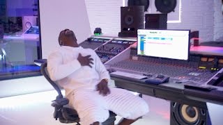 Celebrity Scoop - Akon