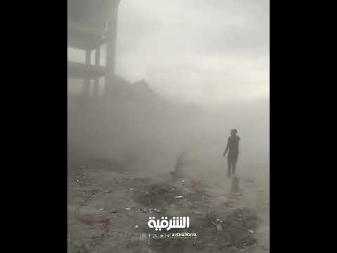 شاهد بالفيديو.. عامل جرافة في الموصل ينجو من الموت بأعجوبة بعد انهيار جزء من ملعب الإدارة المحلية فوقه