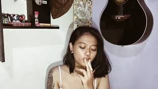 Download lagu Cewek Bertatto Merokok mp3