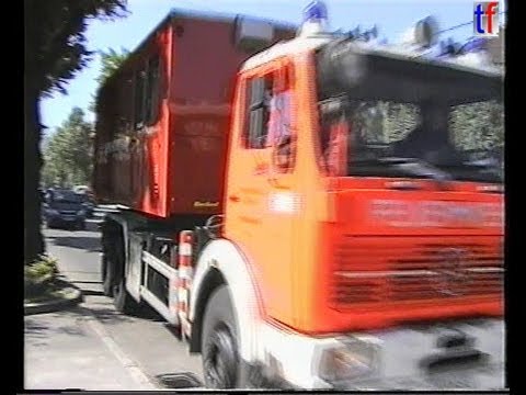 Feuerwehr Stuttgart: RESPONDING CAR & ROLL-OFF TRUCK / Alarmfahrt Pkw + WLF, 1999.