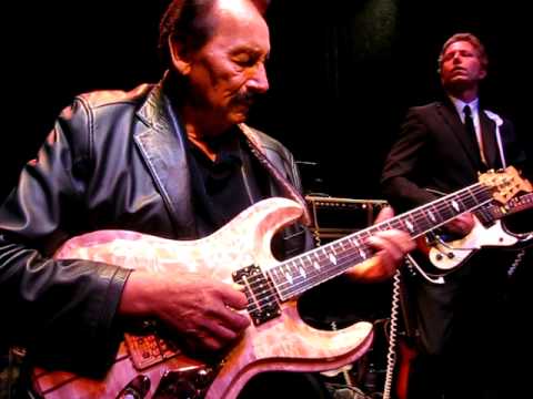 NOKIE EDWARDS with VENTURESMANIA - "SECRET AGENT MAN"