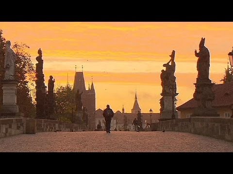 Statue returned to Prague's famous bridge