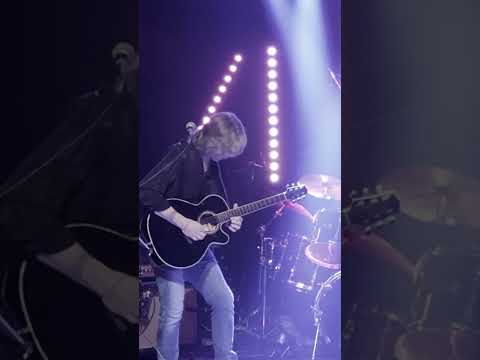 Oh, yes you CAN rock out on ACOUSTIC guitar 🤯🎸 #acousticguitar #guitarsolo