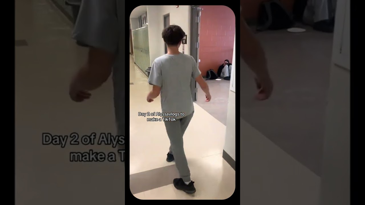 그는 학교에서 이 소녀의 바이럴 영상을 망가뜨렸다