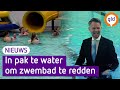 Wethouder duikt het zwembad in met pak nog aan