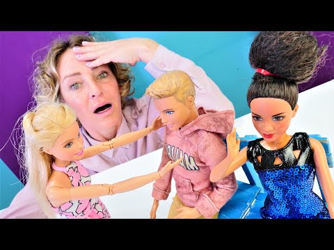 Spielspaß mit Barbie und Nicole. Kens Ex Freundin beim Schultreffen. Puppen Video auf Deutsch