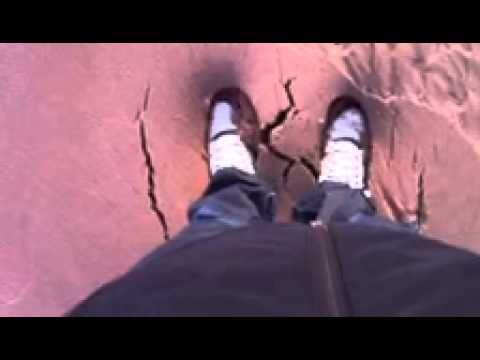 Junge versinkt in treibsand eines kieswerkes