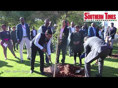 High Commissioner of India planting a tree at UNAM