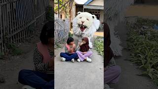 Download lagu Alika sama si ulan lagi menikmati es krim malah diganggu can macanan auto dipukuli si macan mp3