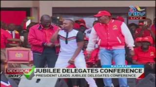 President Kenyatta, DP Ruto get down to Jaguar&#39;s &quot;Kigeugeu&quot;