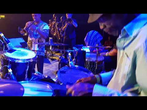 Humphry Anson tijdens de bigi poku toppers show in suriname  2018