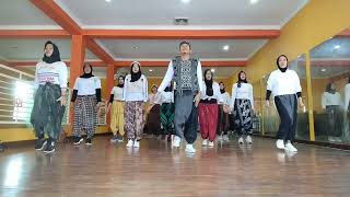 Download lagu IDULFITRI @gitagutawaofficial2084 Koreo by coach @amorrd7801 #senamkreasi mp3 Download lagu IDULFITRI @gitagutawaofficial2084 Koreo by coach @amorrd7801 #senamkreasi mp3