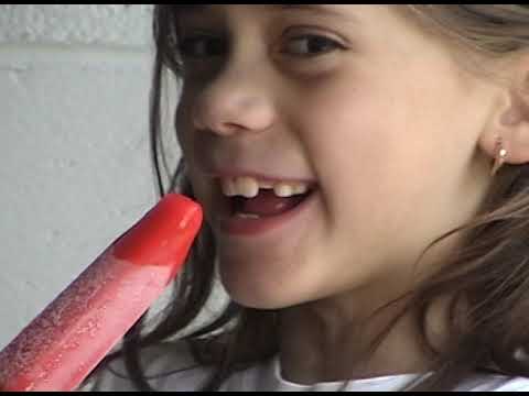 Kids eating popsicles 