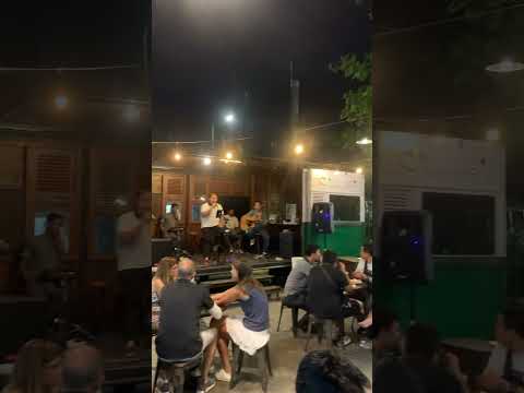Ngopi sambil menikmati live music di Loko Cafe Malioboro? Suasana yang asik banget! 🎶☕