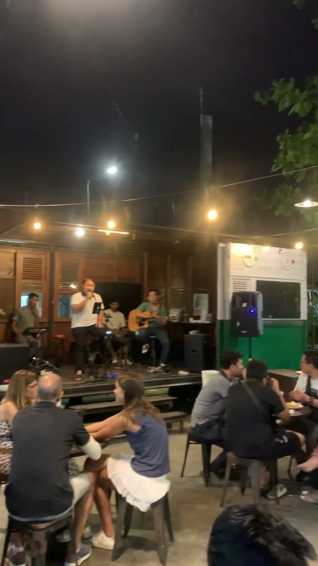 Ngopi sambil menikmati live music di Loko Cafe Malioboro? Suasana yang asik banget! 🎶☕