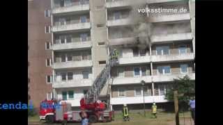 preview picture of video 'Wohnungsbrand in Stendal Süd: Feuerwehr rettet Mann von Balkon'