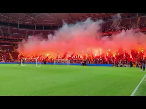 Galatasaray fans amazing #pyro show with training