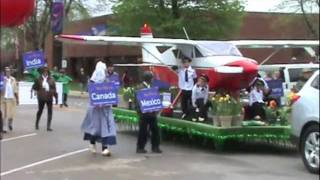 preview picture of video 'West Michigan Airport Authority Tulip Time Airplane Float'