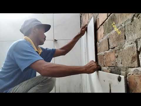 processo di installazione della ceramica per il bagno.    builder