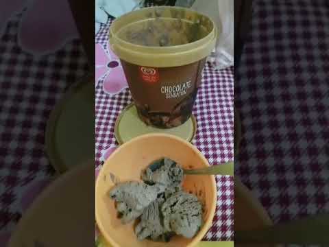 Enjoying Chocolate Flavour Ice Cream| Aaj hamne khaya hai Kwality Wall's chocolate ice cream