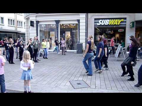 Wiesbaden tanzt - Flashmob - Langgasse - Kaiser-Friedrich-Bad