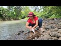 Outdoor Cooking Membuat Ikan Bakar Di Tepi Sungai Jernih Pedesaan