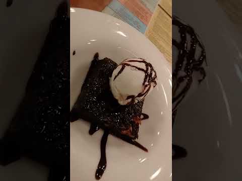 Hot walnut Brownie with icecream