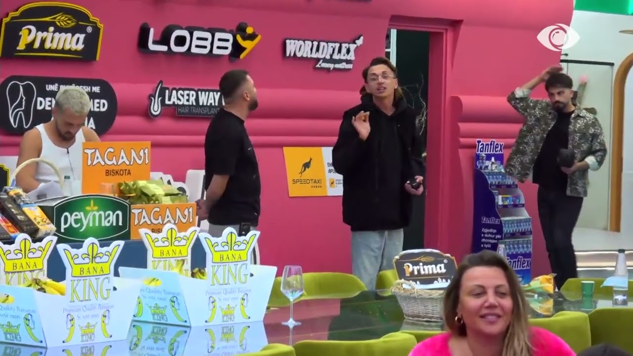 “Më trego pak si thithet…”/ Kelly debaton me Vserlon, Gjesti shkon dhe u vendos qesen në kokë