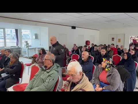 Moderatorê panelê Esîn Akgûl , panelîst jî rojnamevan Avesta Aydin û rêberê PKANê Alan Koyuncu.