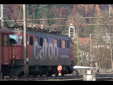 S-Bahn S6 in Richtung Zürich, Uetikon. SBB Cargo Ae6/6 mit Bauzug.