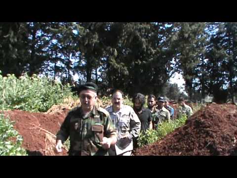 جولة مع العقيد عبد الجبار العكيدي واللواء سليم إدريس في أحد الخنادق المؤدية الى مطار منغ العسكري